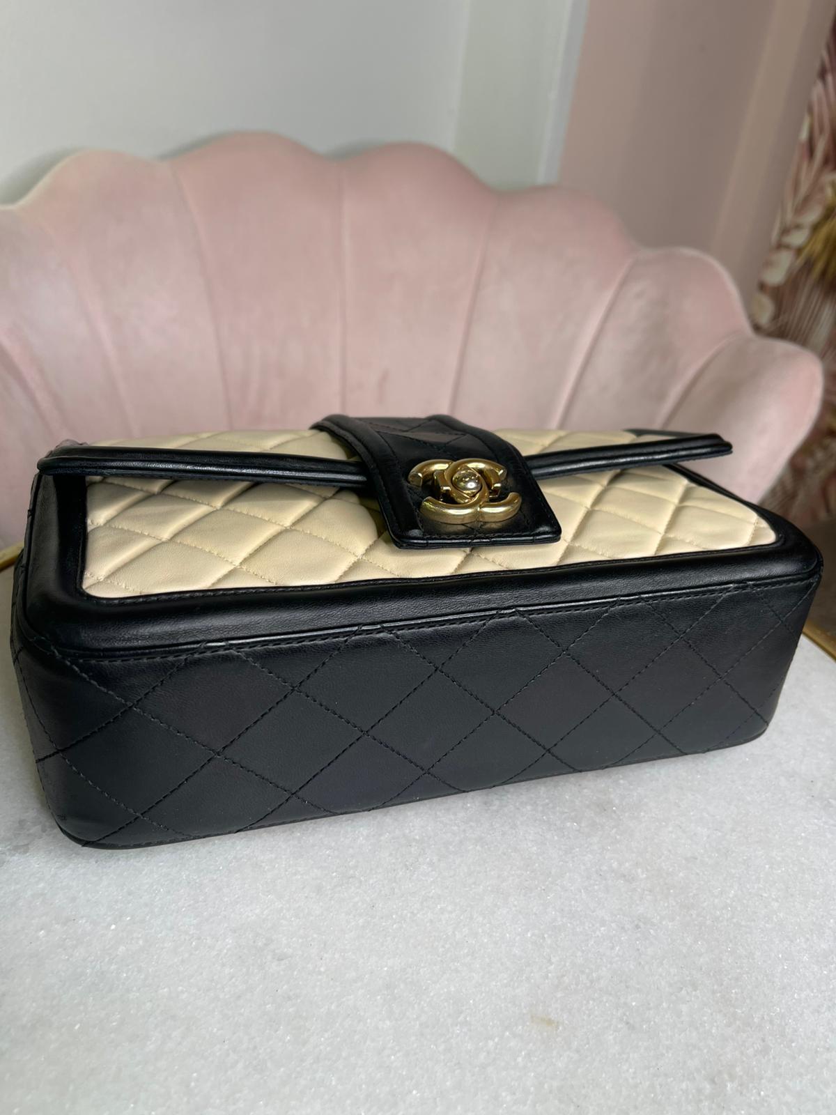 Chanel Medium Elegant CC Flap Bag - immagine 8